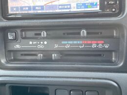 寒い冬も暑い夏も全席に快適な空調を届けてくれる、ダイヤル式エアコンを装備♪