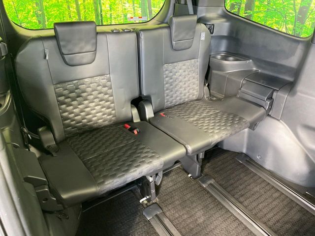 3列目シートはもちろん状態良好☆大人でもゆったりと座って頂けますので、大人数でのお出かけもラクラクです♪ご家族で、気の知れた仲間で、ドライブに行くのが楽しみですね♪