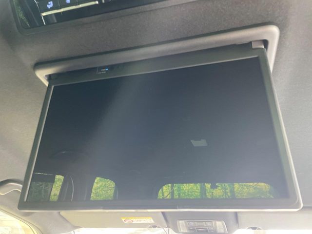 【フリップダウンモニター】大画面モニターで後席でもエンタメをお楽しみいただけます。小さなお子様にも大人気の装備です♪