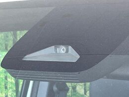 【トヨタセーフティセンス】走行中に前方の車両等を認識し、衝突しそうな時は警報とブレーキで衝突回避と被害軽減をアシスト。より安全にドライブをお楽しみいただけます。