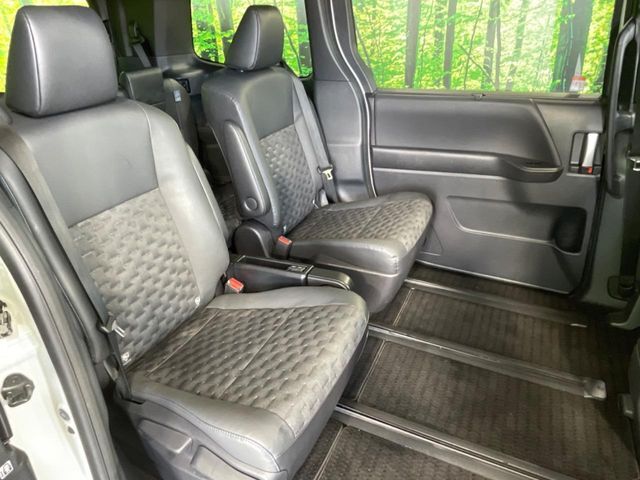 二列目中央はウォークスルーとなっております。二列目と三列目の移動や乗り降りがとっても楽になるので、乗り降りの際もストレスを感じることはありません♪