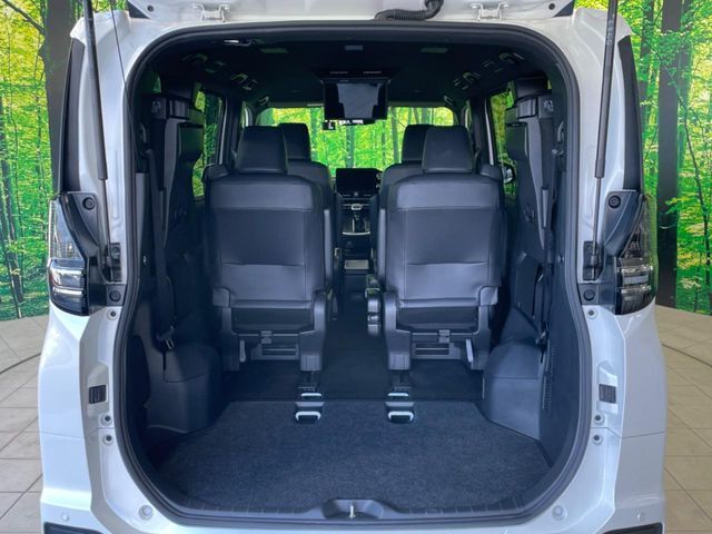 二列目シートは前後スライドが可能です。後ろに下げれば足元が広くゆったり座れ、前に詰めれば大きなラゲッジスペースが確保できます。シーンに応じて使い分けできるからとっても便利です♪
