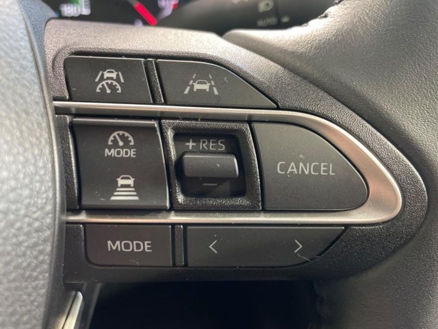 【レーダークルーズコントロール】高速道路での長距離走行が楽に！！自動で速度を保つクルーズコントロールが、衝突軽減システムと連携し、前方の車両を感知して車間を保つように速度調節してくれます！！