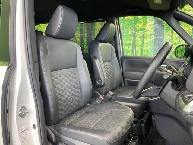 運転席シート廻りは使用感も少なく、良好な状態となっています。丁寧に使われていたことがよくわかりますね。