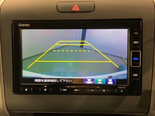 リバースギアに入れるだけで後方の表示へ切り替わります。夜間や雨の日の駐車も楽になりますよ。