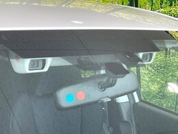 【アイサイトVer3】前方の車両等を検知し、衝突しそうな時は警報で注意を促し、ブレーキを踏む力をサポート。ブレーキを踏めなかった場合は衝突被害軽減ブレーキが作動、衝突回避をサポートします。