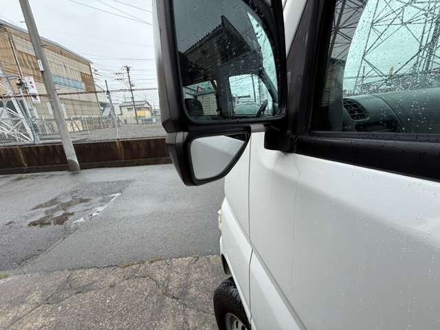 白線丸見えミラー付き。狭い場所もアシストしてくれます。