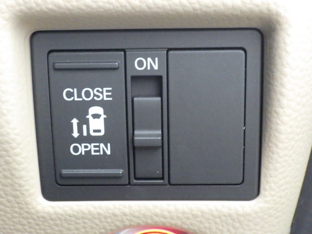 ■片側電動スライドドア■運転席脇のスイッチを押すだけで、片側のドアを開閉することが出来ます！