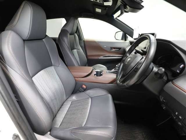 ゆったり室内で運転もしやすいです♪使い勝手の良い配置も考えられています！！