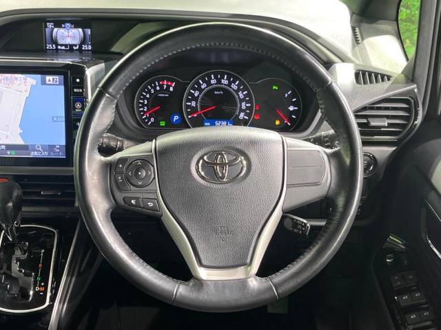 【純正革巻きステアリング】上質な革を使用することで、手にしっかり馴染みとても運転しやすいハンドルです♪
