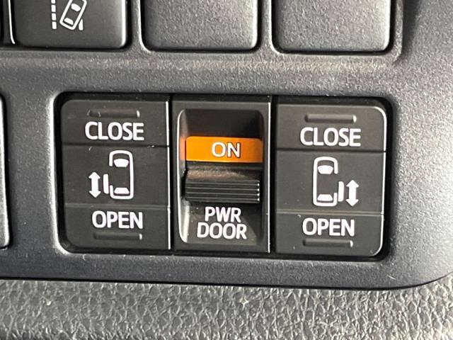 【両側パワースライドドア】スマートキーや運転席のスイッチで後席両側スライドドアの開閉が可能♪電動だから力を入れてドアを開ける必要が無く、小さなお子様でも簡単に開け閉めでき快適です♪