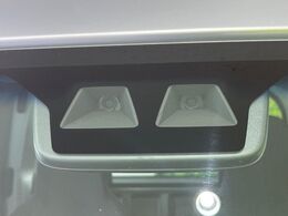 【スマートアシスト】走行中に前方の車両等を認識し、衝突しそうな時は警報とブレーキで衝突回避と被害軽減をアシスト。より安全にドライブをお楽しみいただけます。