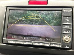 【バックカメラ】駐車時に後方がリアルタイム映像で確認できます。大型商業施設や立体駐車場での駐車時や、夜間のバック時に大活躍！運転スキルに関わらず、今や必須となった装備のひとつです！