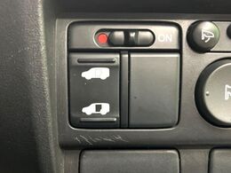 【パワースライドドア】スマートキーや運転席のスイッチでスライドドアの開閉が可能♪電動だから力を入れてドアを開ける必要が無く、小さいお子様でも、重い荷物を持っている時もラクに開け閉めできます♪