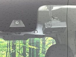 【エマージェンシーブレーキ】走行中に前方の車両等を認識し、衝突しそうな時は警報とブレーキで衝突回避と被害軽減をアシスト。より安全にドライブをお楽しみいただけます。