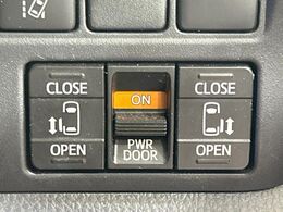 【両側スライドドア】駐車場で隣の車との間隔が狭く乗りにくい時、スライドドアなら安心！ドアオープン時も幅を取らず、開口部が広いので乗り降りがとっても簡単です。大きな荷物の出し入れも後席から可能♪