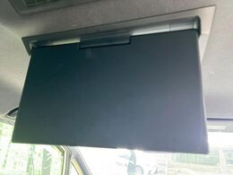 【12.8型フリップダウン】大画面モニターで後席でもエンタメをお楽しみいただけます。家族や友人とお出かけする機会が多い方に大人気です♪