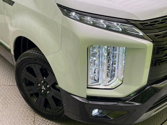 【LEDヘッドライト】悪天候や夜間走行時も良好な視界を確保し安心して運転できる高輝度LEDヘッドライトを装備！点灯速度が早く、消費電力も抑えられています。