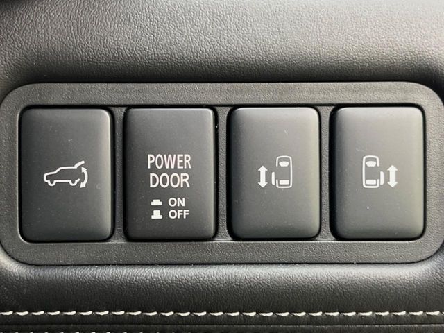 【両側パワースライドドア】スマートキーや運転席のスイッチで後席両側スライドドアの開閉が可能♪電動だから力を入れてドアを開ける必要が無く、小さなお子様でも簡単に開け閉めでき快適です♪