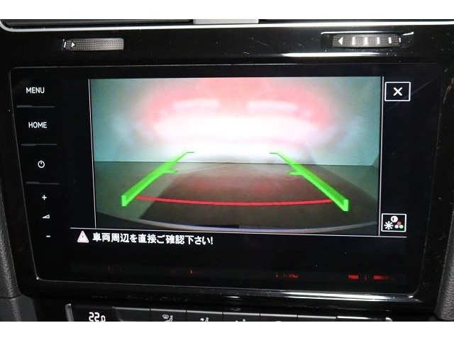 バック時に車両後方の映像を映し出します。画面にはガイドラインが表示され、目標までの距離と安全が確認できます。