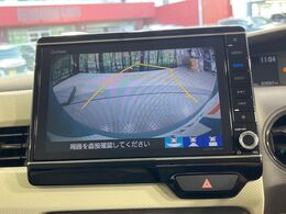 【バックカメラ】駐車時に後方がリアルタイム映像で確認できます。大型商業施設や立体駐車場での駐車時や、夜間のバック時に大活躍！運転スキルに関わらず、今や必須となった装備のひとつです！