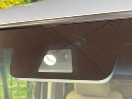 【ホンダセンシング】走行中に前方の車両等を認識し、衝突しそうな時は警報とブレーキで衝突回避と被害軽減をアシスト。より安全にドライブをお楽しみいただけます。