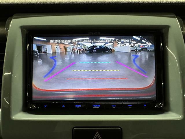 【バックカメラ】駐車時に後方がリアルタイム映像で確認できます。大型商業施設や立体駐車場での駐車時や、夜間のバック時に大活躍！運転スキルに関わらず、今や必須となった装備のひとつです！