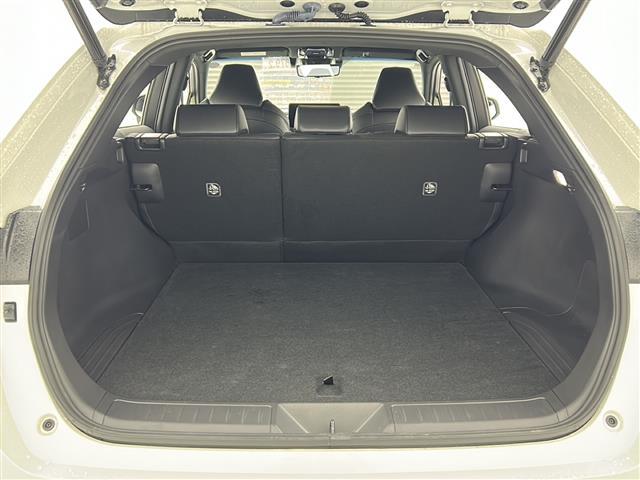 【トランク】積み込みやすくて、たっぷり積める荷室です。シートアレンジできるものは、乗車人数と荷物の量や大きさによってシートを動かすことができるので、より快適なドライブが可能です！