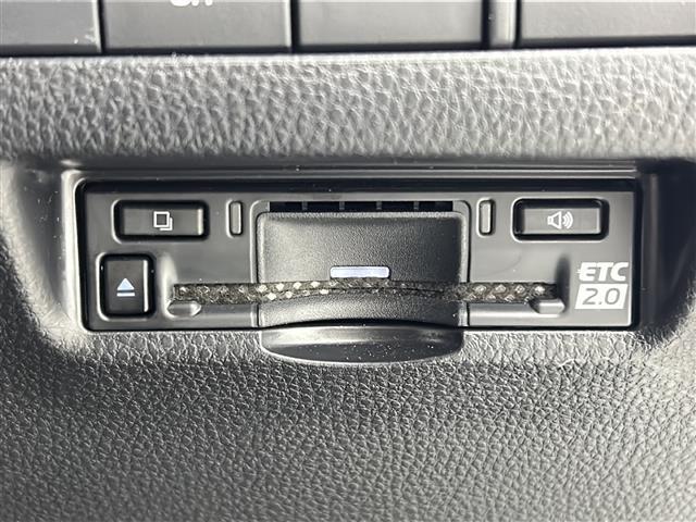 【ETC2.0（DSRC/ITSスポット）】ETCカードを挿入すれば料金所はノンストップで通過できます。ETC限定の割引や、高速道路の情報提供サービスを利用できます。
