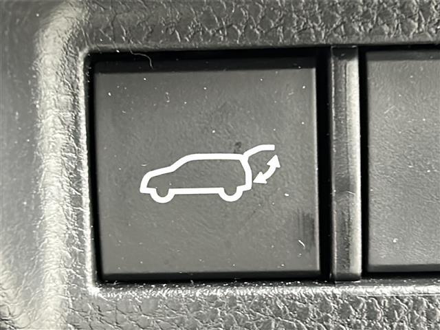 【パワーバックドア】荷物を抱えた状態でもリアゲートの開閉が可能です！お買い物時やアウトドアの際に役立ちますね。