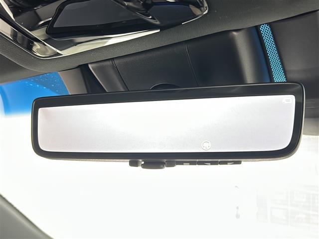 【デジタルルームミラー】車両後方カメラの映像をルームミラーに映すことが出来ます。 そのため、後席に人や荷物があって後方が見えづらい場合でもしっかり視界を確保することが出来ます。