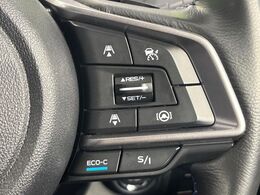 【全車速追従機能付クルーズコントロール】高速道路での長距離走行が楽に！！自動で速度を保つクルーズコントロールが、衝突軽減システムと連携し、前方の車両を感知して車間を保つように速度調節してくれます！！