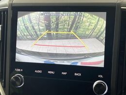 【バックカメラ】駐車時に後方がリアルタイム映像で確認できます。大型商業施設や立体駐車場での駐車時や、夜間のバック時に大活躍！運転スキルに関わらず、今や必須となった装備のひとつです！