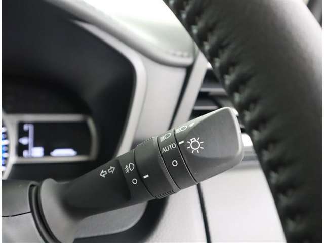 夜間やトンネル等で自動でヘッドライトを点灯します。細かな装備ですが大変便利です。ライトの消し忘れにも貢献するオートライト付きです！