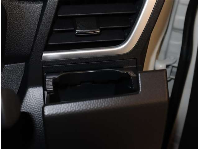 フロントカップホルダーです。運転中も水分補給できます。