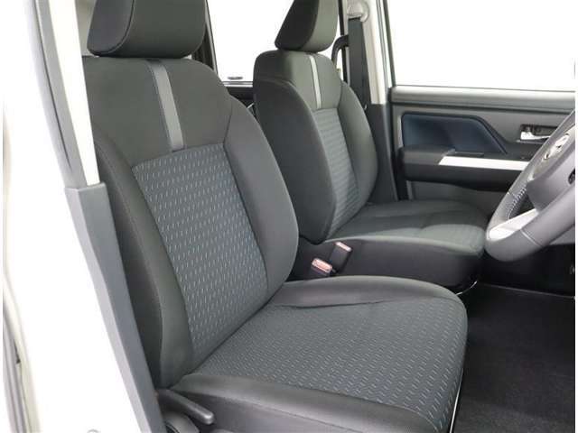 運転席は高さの調整も出来ます。