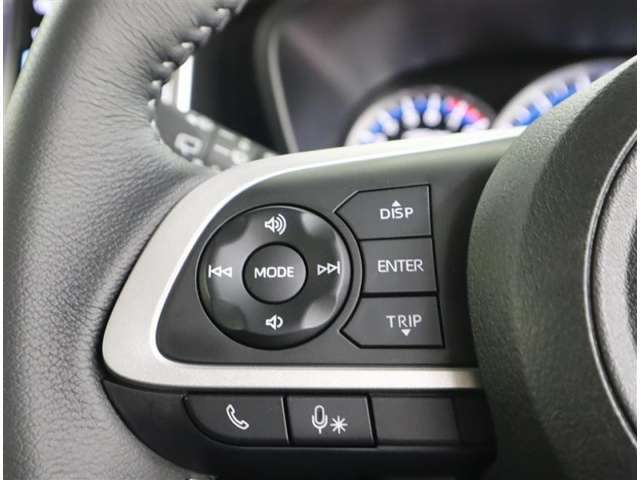 オーディオのコントローラーがハンドルに装着されています。利便性だけでなく事故防止にも繋がりますよ！