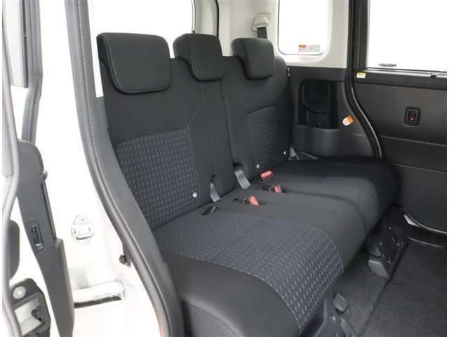 後ろのシートもゆったり座れます。