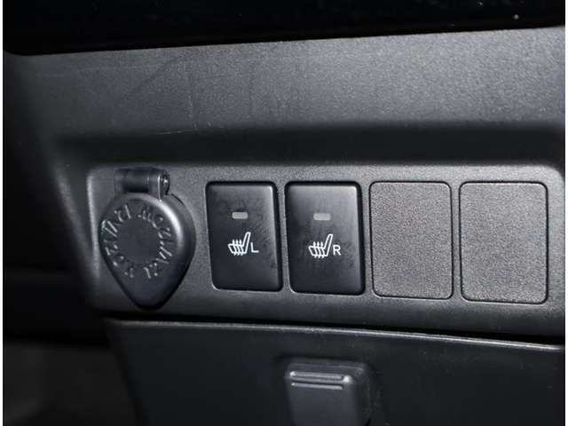 背中とお尻がポッカポカで心地よいシートヒーターも装備されています。真冬でも数十秒で効き始めるので寒さが苦手な方の必需品です