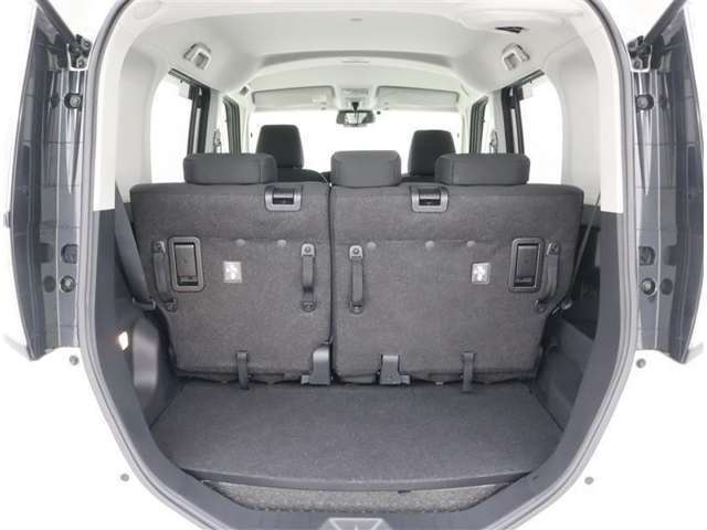 5人乗れてお買い物荷物やベビーカーも便利に収納出来ますね。