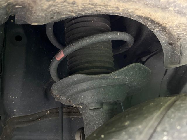 お車を安心してお乗りいただく為には、足回りの定期点検が欠かせません。サービスサポート（有償保証）では無料点検もご提供しており、安心のカーライフをお過ごしいただけるサポート体制が整っています。