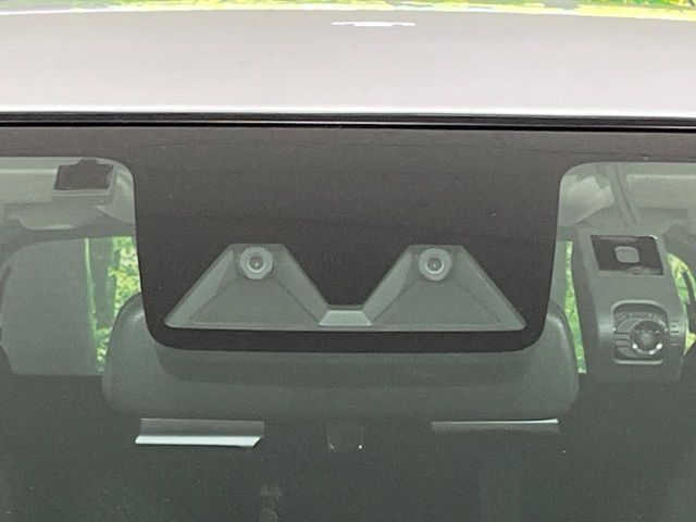 【スマートアシスト】走行中に前方の車両等を認識し、衝突しそうな時は警報とブレーキで衝突回避と被害軽減をアシスト。より安全にドライブをお楽しみいただけます。