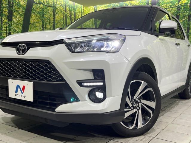 【LEDヘッドライト】悪天候や夜間走行時も良好な視界を確保し安心して運転できる高輝度LEDヘッドライトを装備！点灯速度が早く、消費電力も抑えられています。