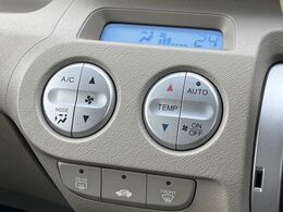 【オートエアコン】一度お好みの温度に設定すれば、車内の温度を検知し風量や温度を自動で調整。暑い…寒い…と何度もスイッチ操作をする必要はありません。快適な車内空間には必須の機能ですね♪