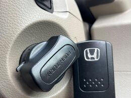 【Hondaスマートキー】カバンやポケットに入れたままでもドアの施錠・解錠が可能なスマートキーを装備。エンジンのオン・オフ時もカギを取り出す必要が無いからとっても便利です♪