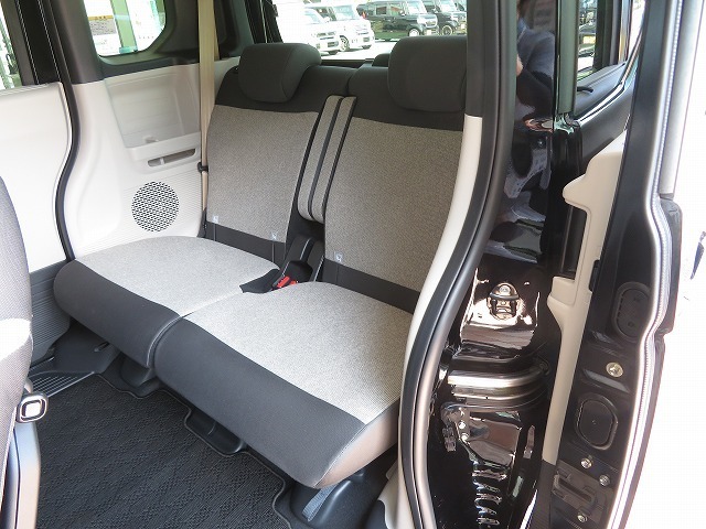 すわり心地の良い運転席・助手席です。長時間のドライブの疲れ軽減に貢献します。どうぞ快適なドライブを♪