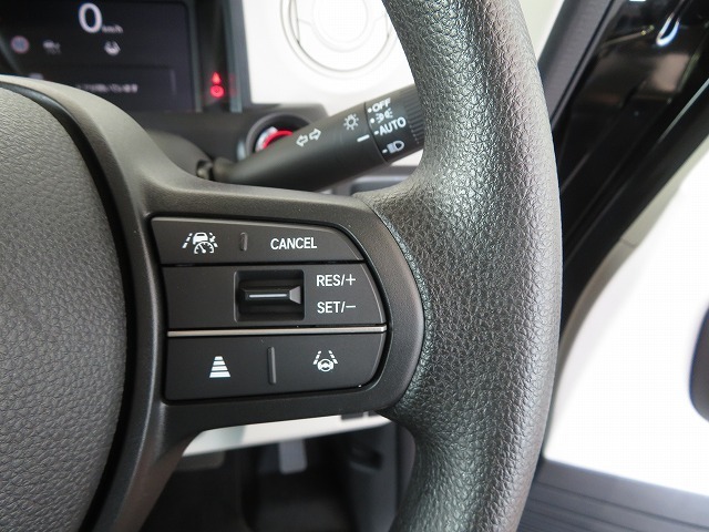 Hondaセンシングの機能のひとつ、アダプティブクルーズコントロール付！アクセルから足を離しても設定したスピードと前車との車間を保ち走行してくれます！車線維持もアシスト☆高速道路で疲労軽減ですね☆
