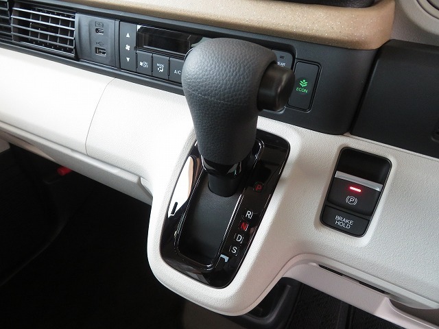 インパネシフトだから視線の移動も少なく足元もスッキリ♪運転席もゆったりしているのでゆとりを持ってドライブできますね！