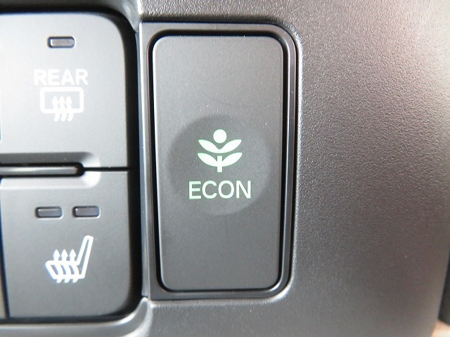ECONボタンで低燃費モードに☆☆☆ECONスイッチを上手に使ってエコドライブ♪♪環境にもお財布にも優しい装備です☆☆☆
