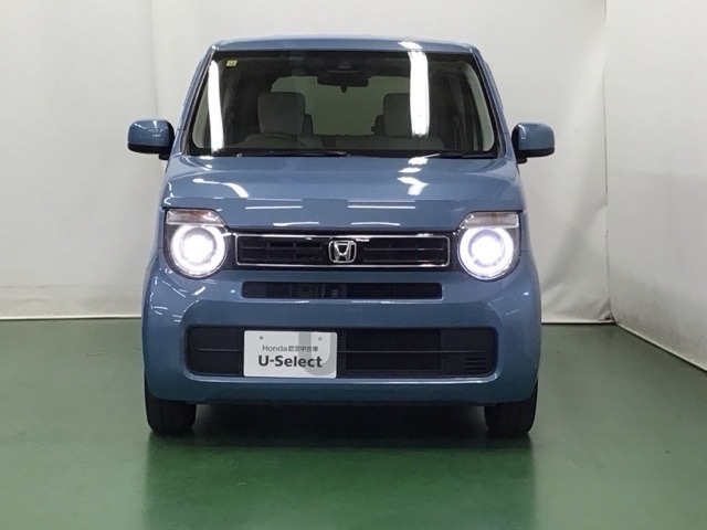 LEDヘッドライトを装備しています。LEDヘッドライトはとても明るく、雨の日や夜間走行も安全・安心です。オートライトコントロール付きで周囲の明るさに応じて自動で点灯・消灯します